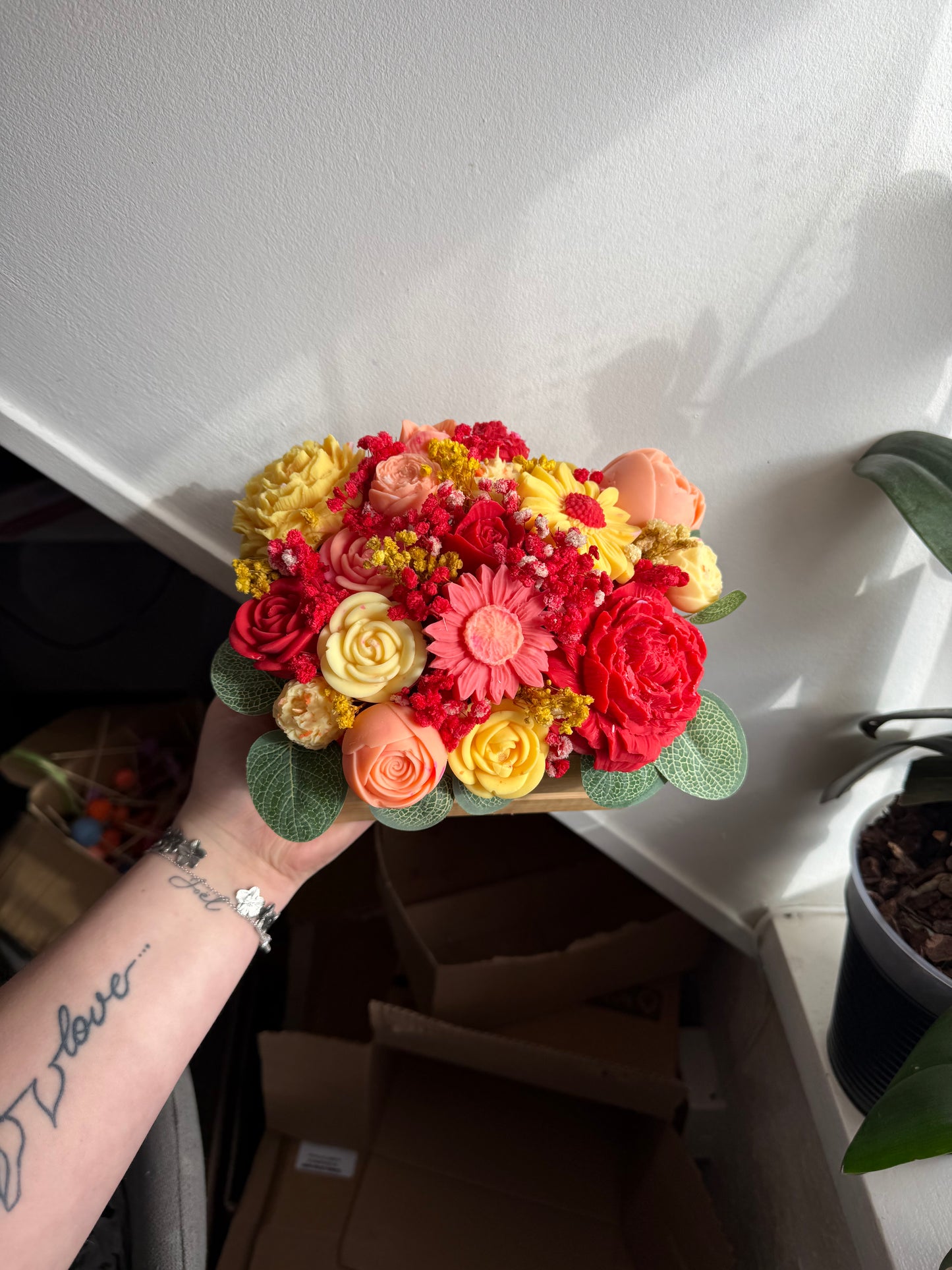 Bouquet de fleur avec pot en bois rouge jaune orange