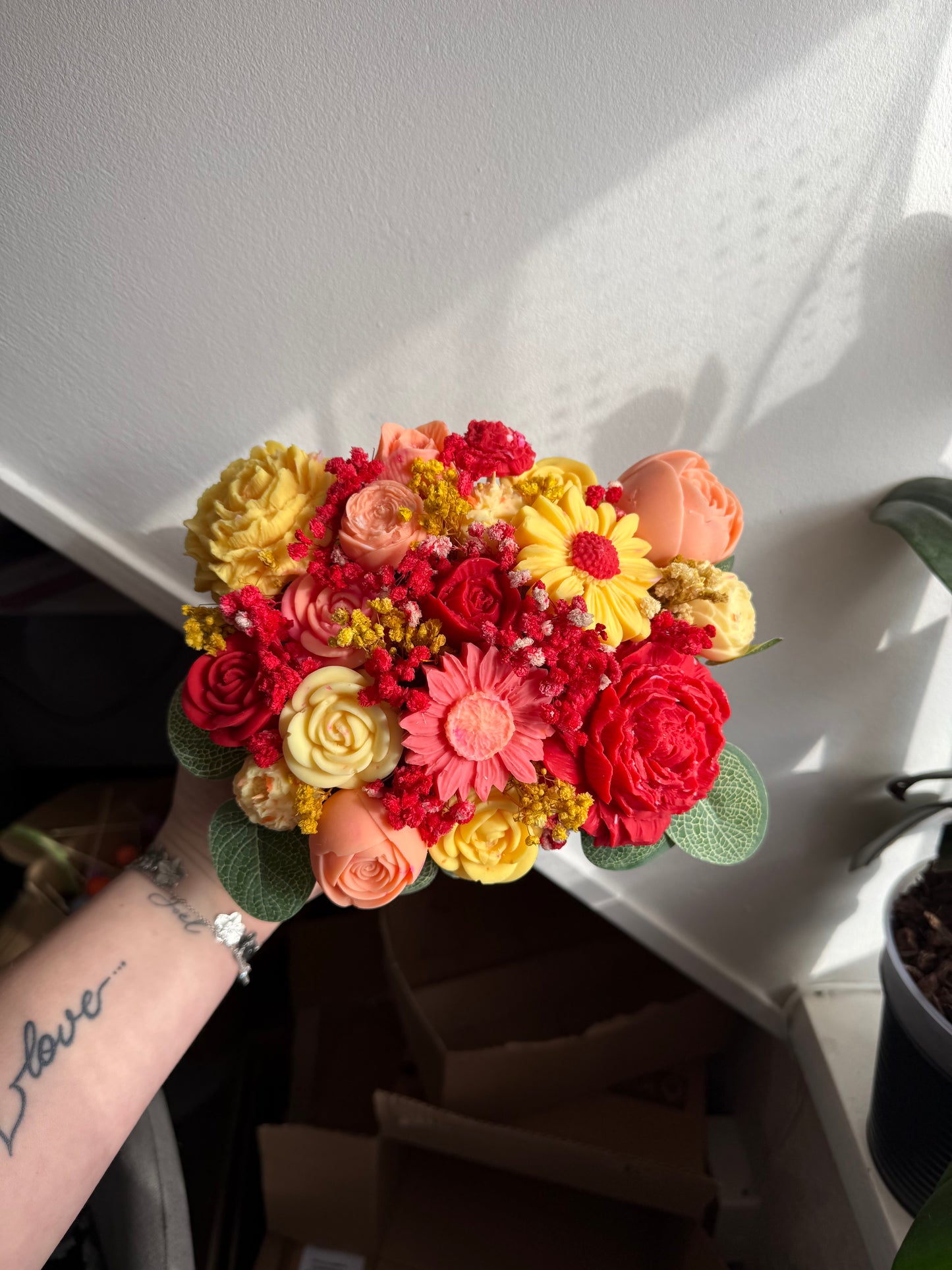 Bouquet de fleur avec pot en bois rouge jaune orange