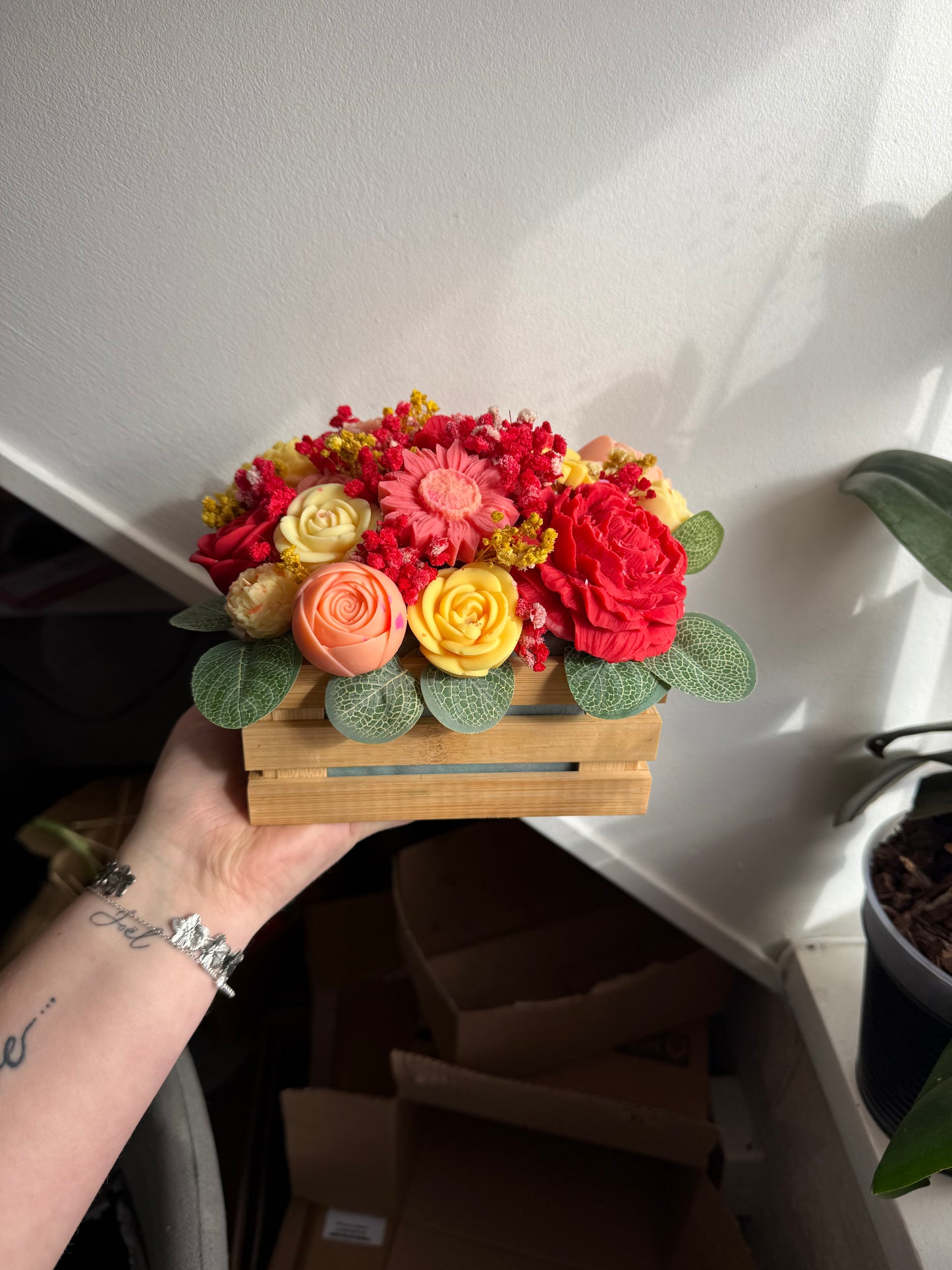 Bouquet de fleur avec pot en bois rouge jaune orange