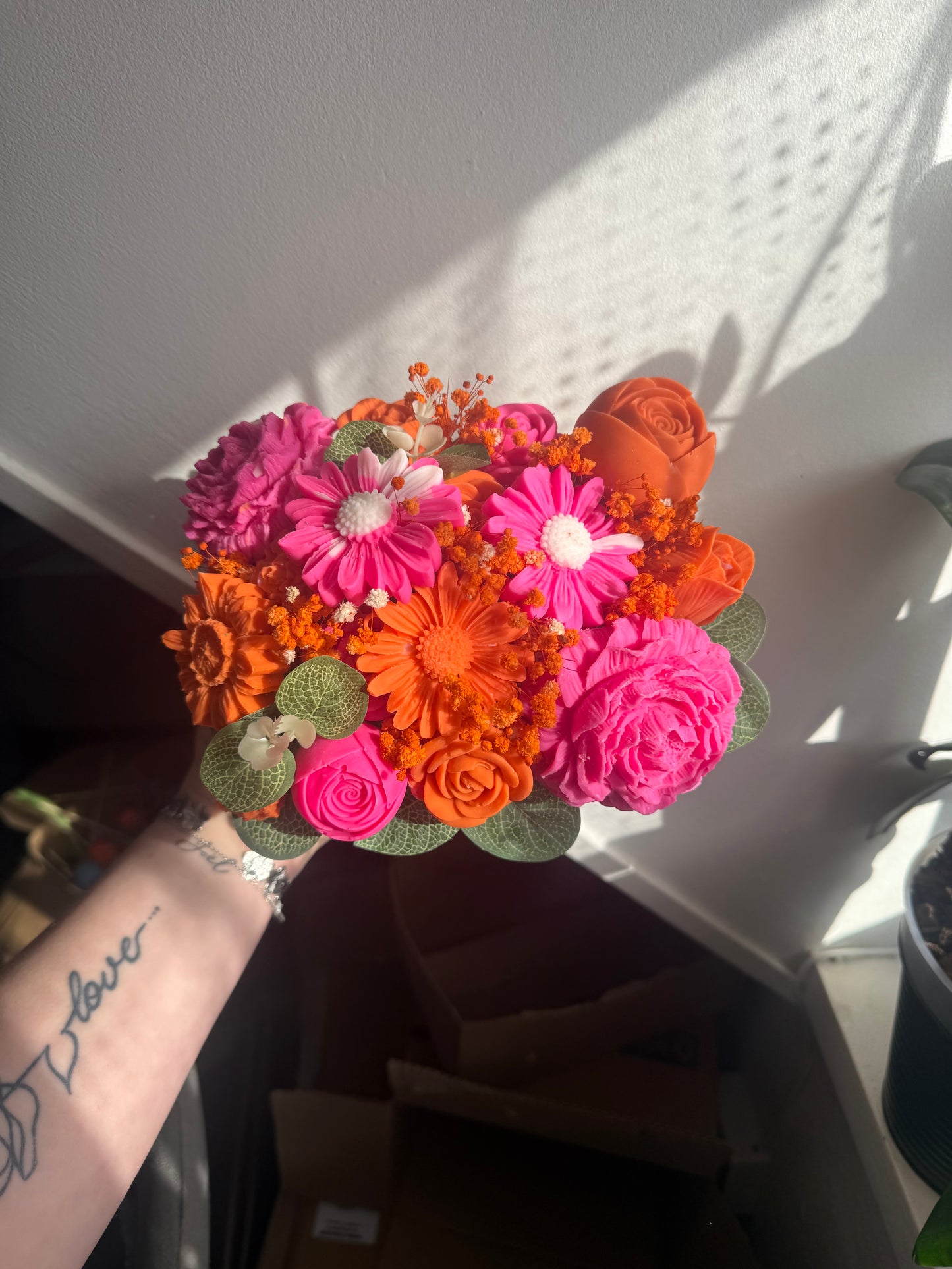 Bouquet pot en bois orange et rose