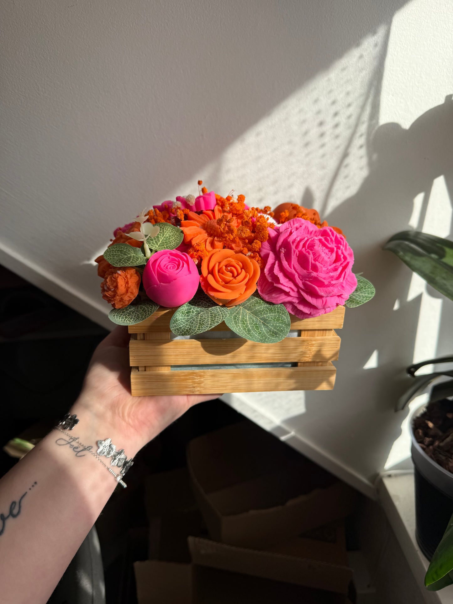 Bouquet pot en bois orange et rose