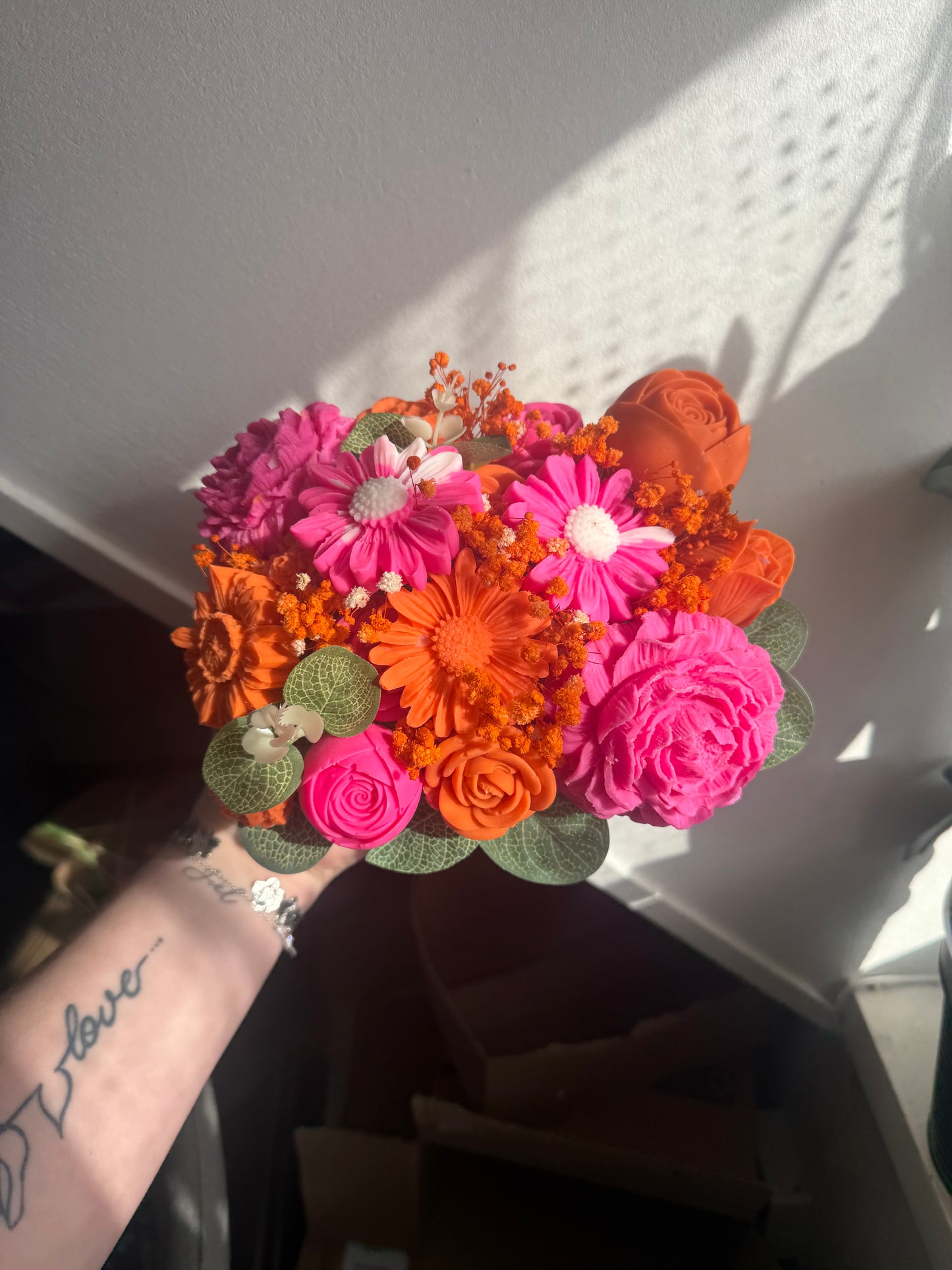Bouquet pot en bois orange et rose