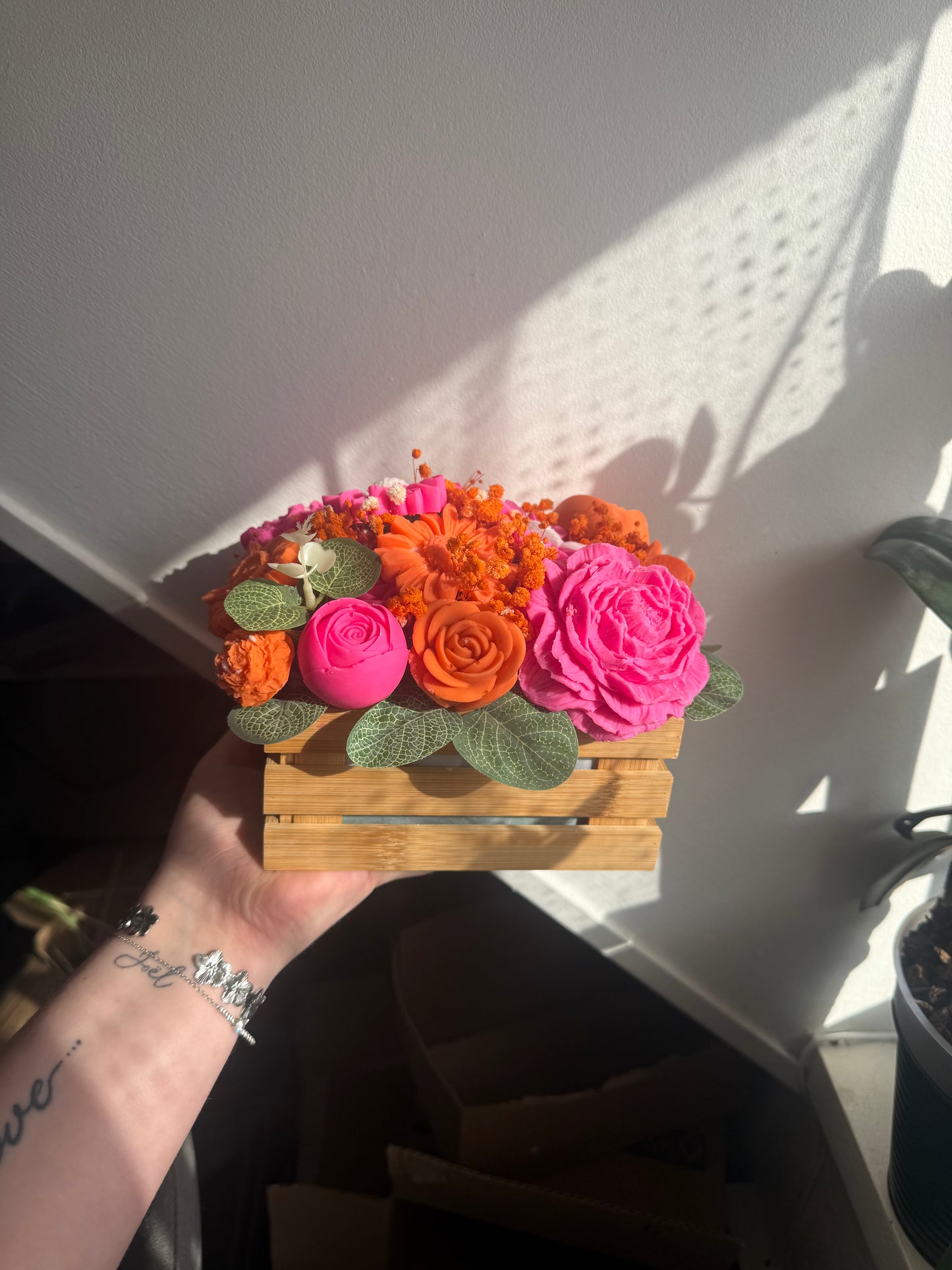 Bouquet pot en bois orange et rose