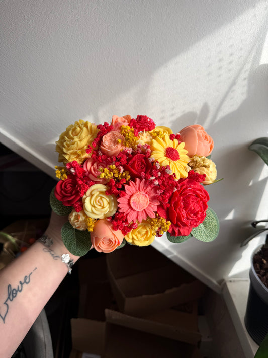 Bouquet de fleur avec pot en bois rouge jaune orange
