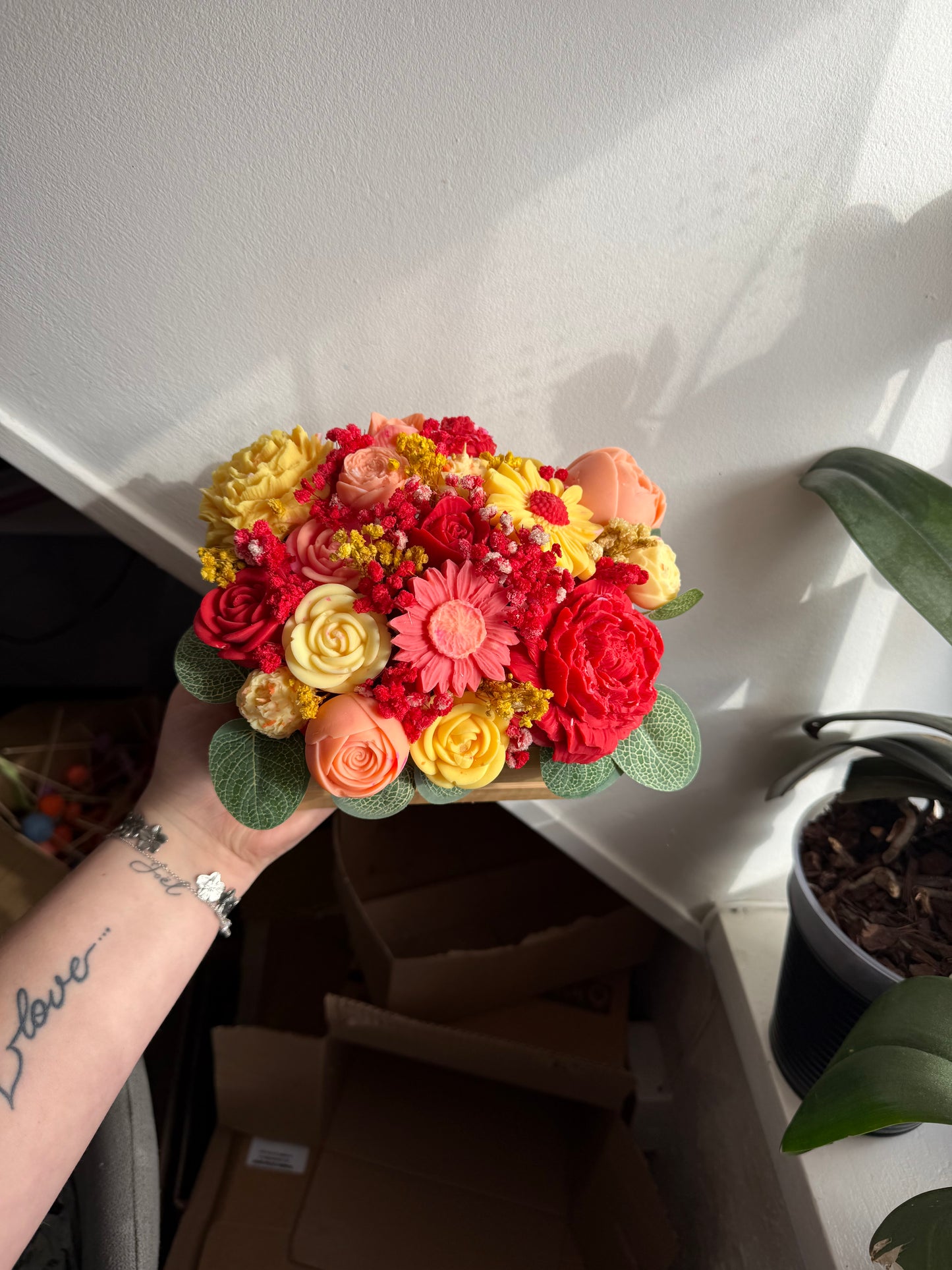 Bouquet de fleur avec pot en bois rouge jaune orange