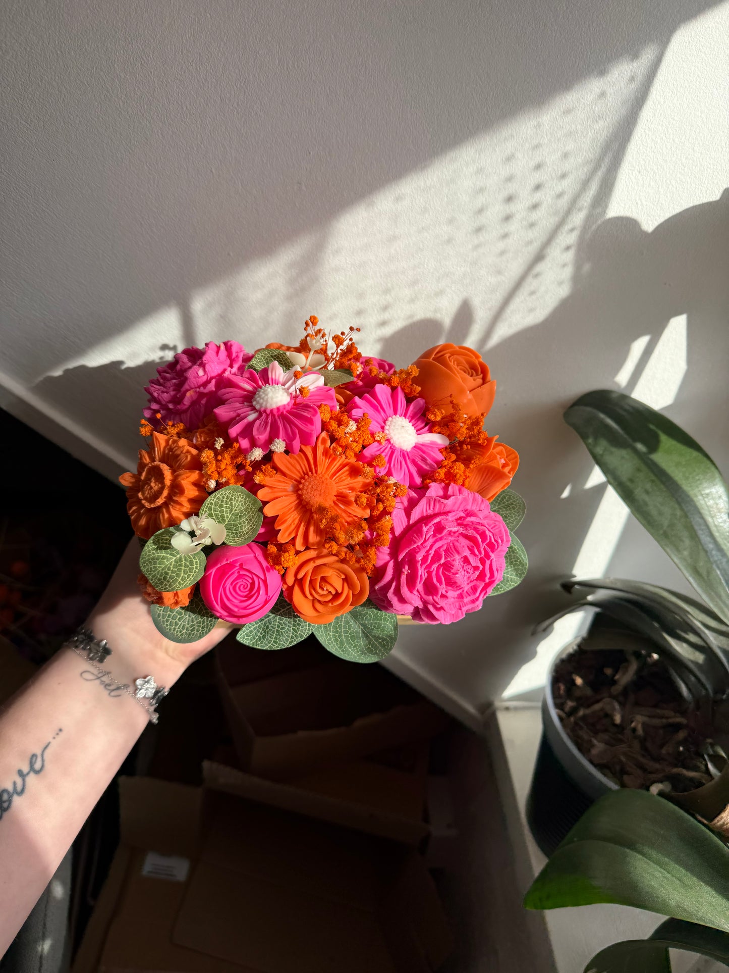 Bouquet pot en bois orange et rose