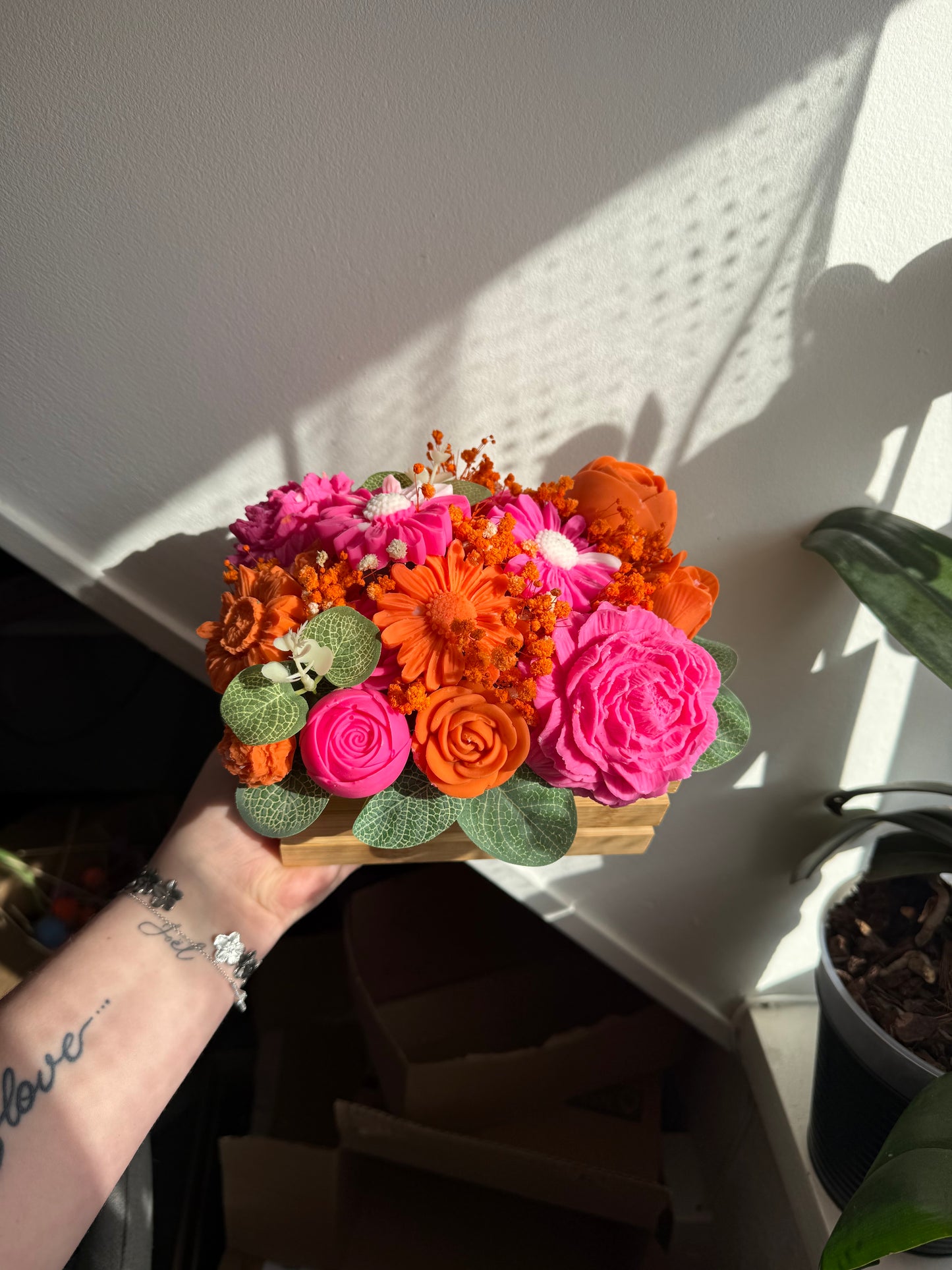 Bouquet pot en bois orange et rose